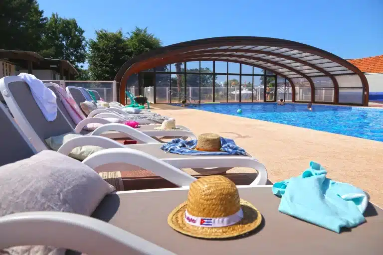 Bain de soleil à l'espace aquatique de notre camping à Bayeux.