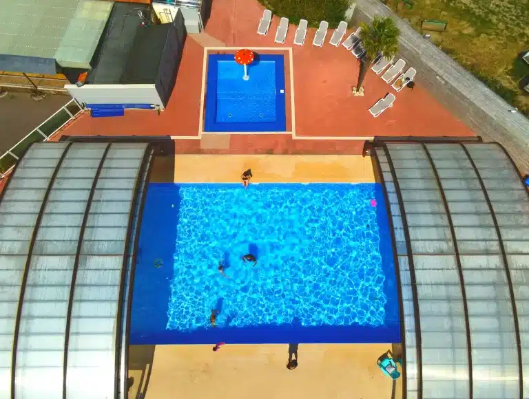 Camping avec piscine couverte et chauffée pour toute la famille à Bayeux.