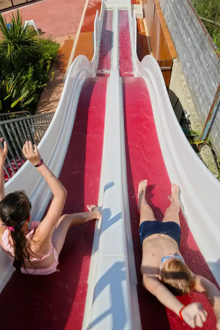 Camping dans le Calvados avec parc aquatique et toboggans.