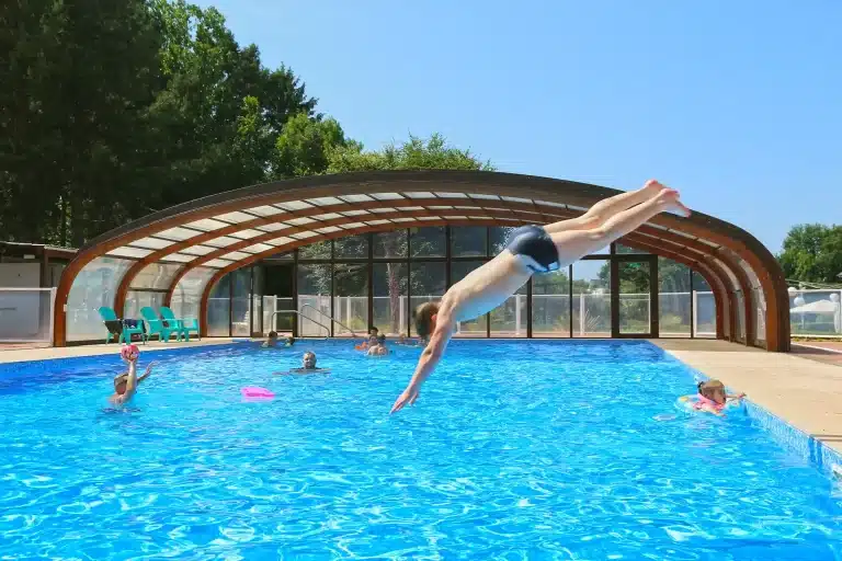 Plongeon dans l'espace aquatique de notre camping avec piscine à Bayeux.