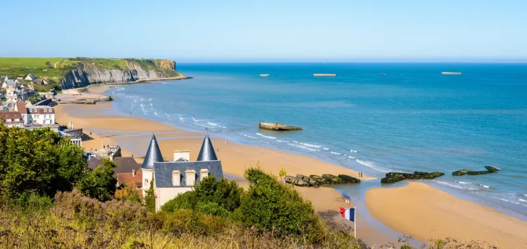 Arromanches doit sa renommée aux vestiges du port artificiel