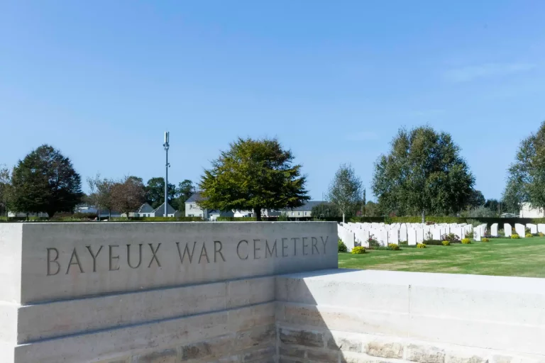Le cimetière militaire britannique de Bayeux est le plus grand cimetière militaire du Commonwealth en France