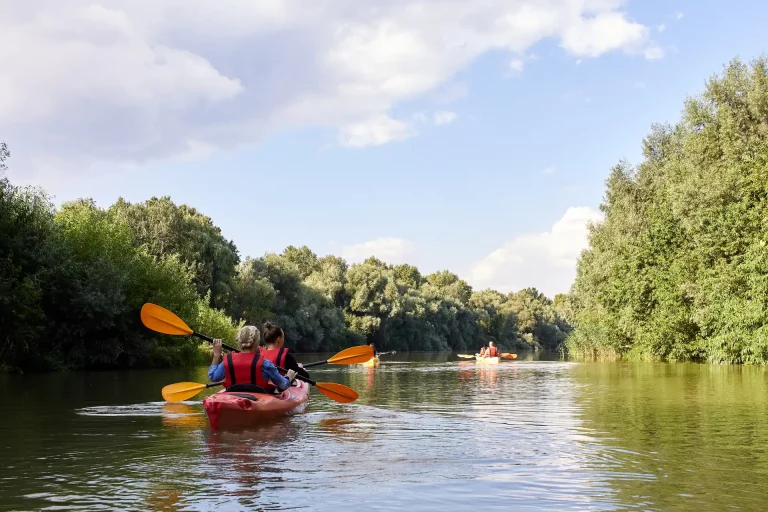 balade en kayak à Trévières, près de Bayeux, sur la rivière de l'Aure, au cœur des magnifiques paysages du Parc naturel régional des Marais du Cotentin et du Bessin