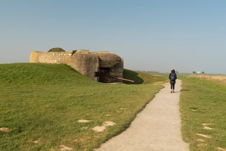 Sentier côtier sur les falaises du Bessin près de la Batterie allemande de Longues-sur-Mer, vestige du Mur de l'Atlantique en Normandie