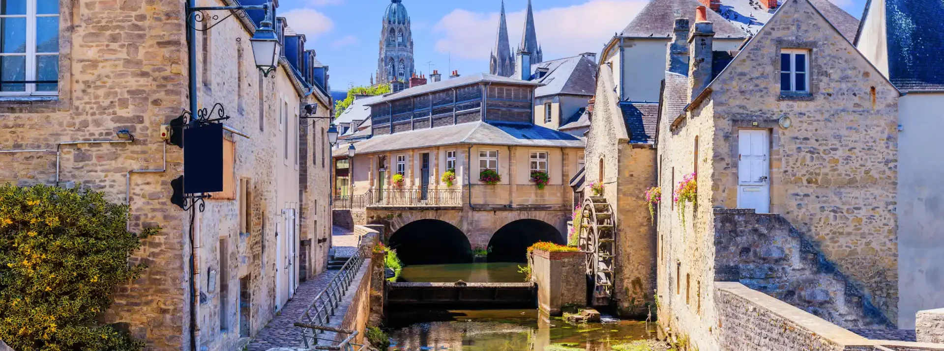 Cathédrale Notre-Dame de Bayeux dominant les toits du centre historique