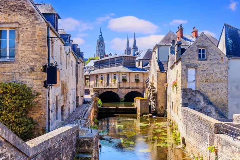 Cathédrale Notre-Dame de Bayeux dominant les toits du centre historique
