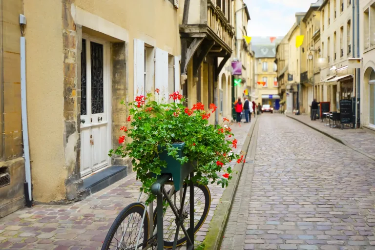 Boutiques d'artisans dans une ruelle du centre historique de Bayeux
