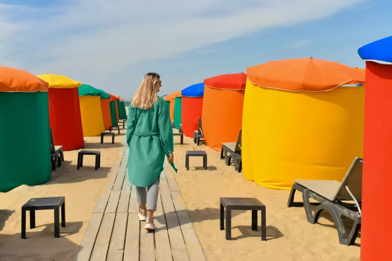 Femme se promenant sur une plage de la Côte Fleurie au printemps, lors d’un séjour dans le Calvados