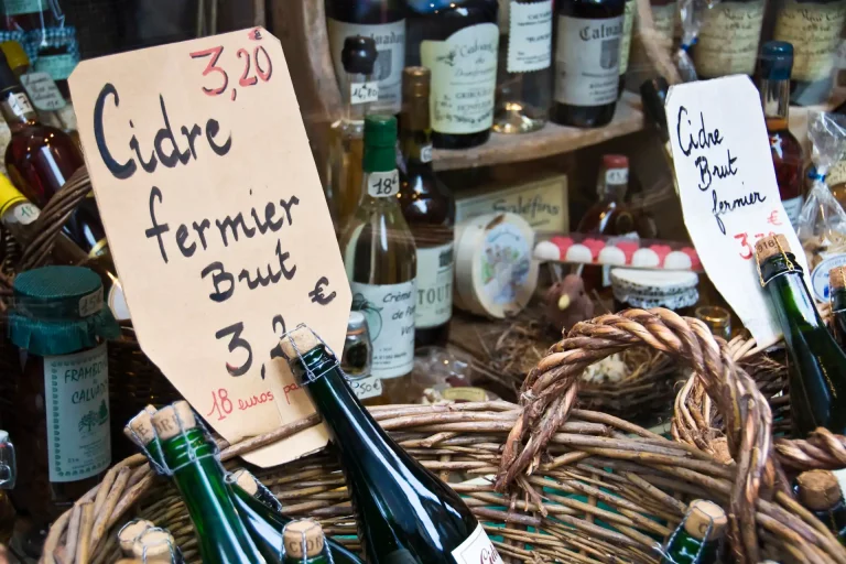 Stand de cidre et calvados au marché de Bayeux