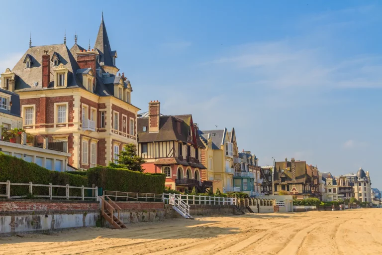 Trouville-sur-Mer, station balnéaire surnommée la Reine des Plages